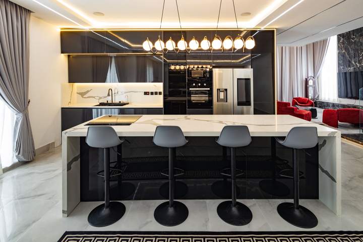 Kitchen with island and breakfast bar