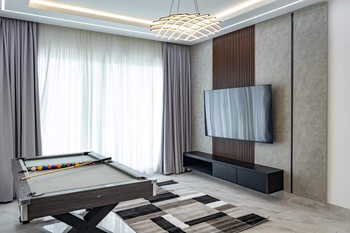 Games room with pool table