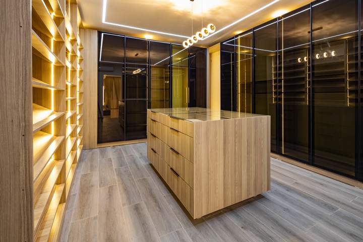 Walk-in dressing room