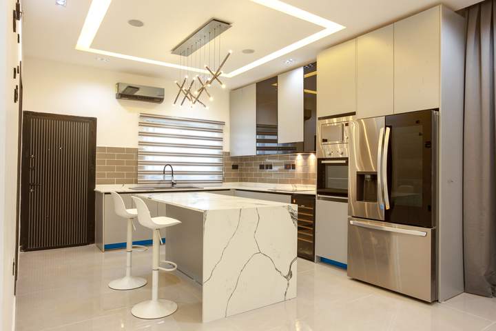 Kitchen and breakfast bar